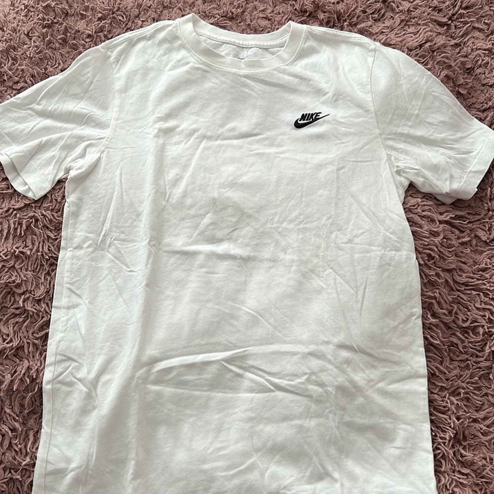 white nike t shirt